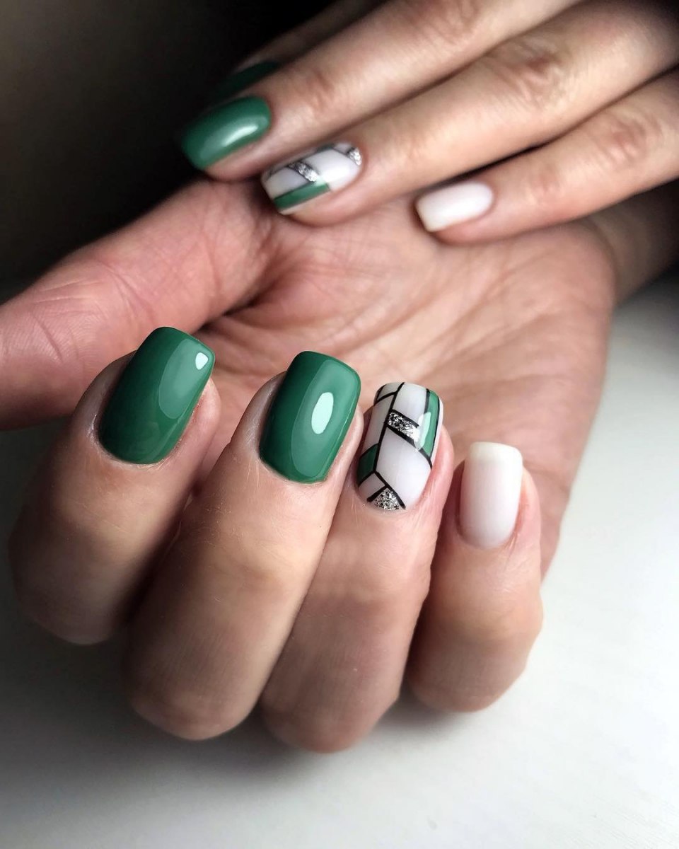 Маникюр темно-зеленый с белым