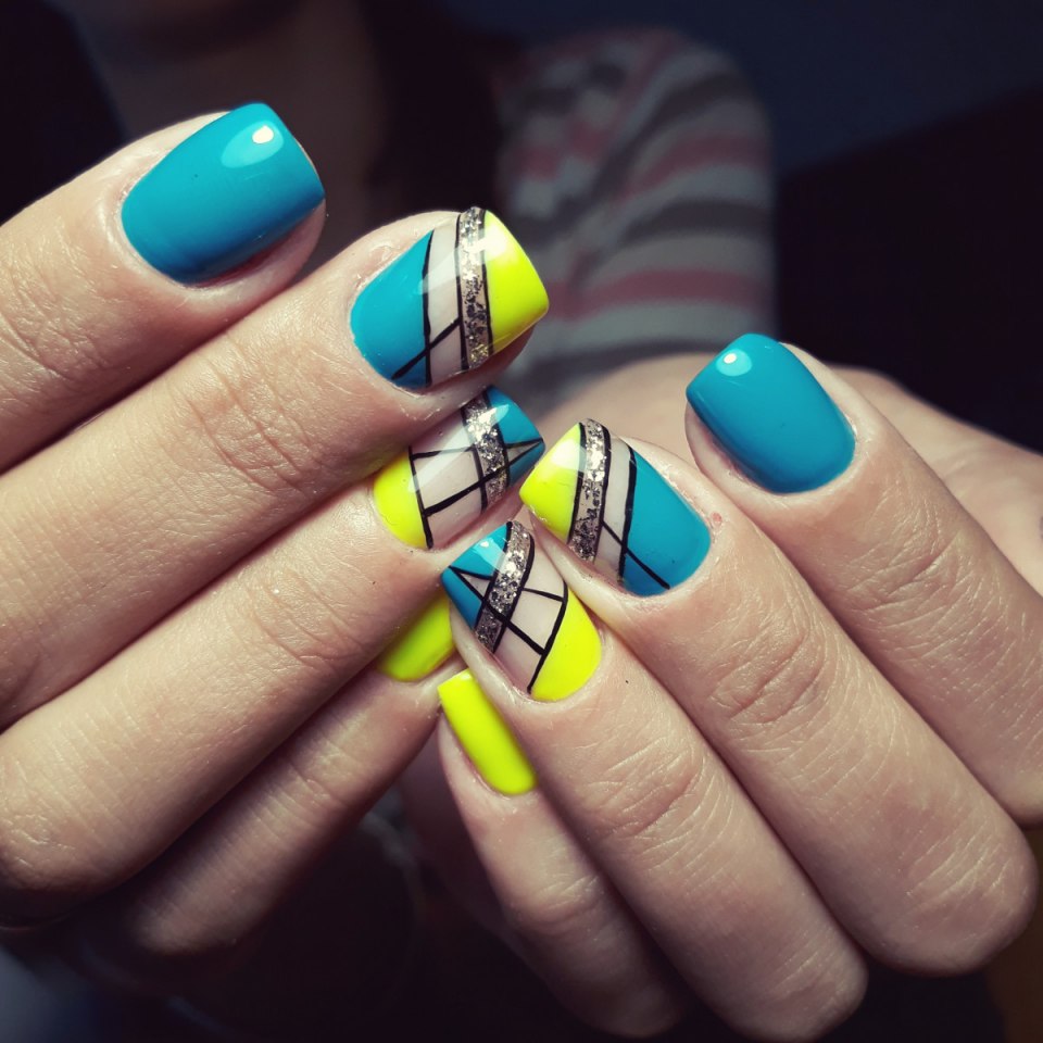 Маникюр разноцветный геометрия