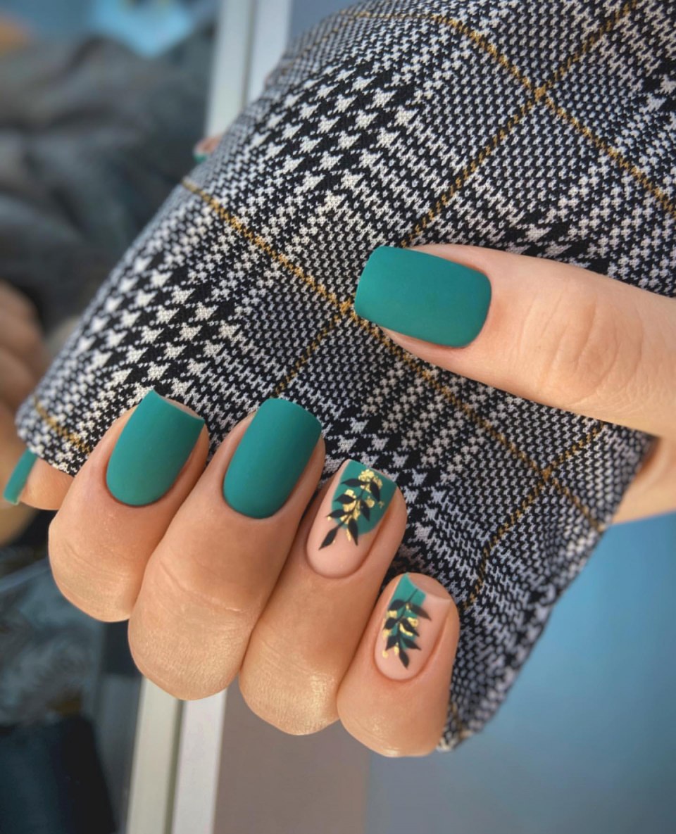 Зелёный маникюр 2021