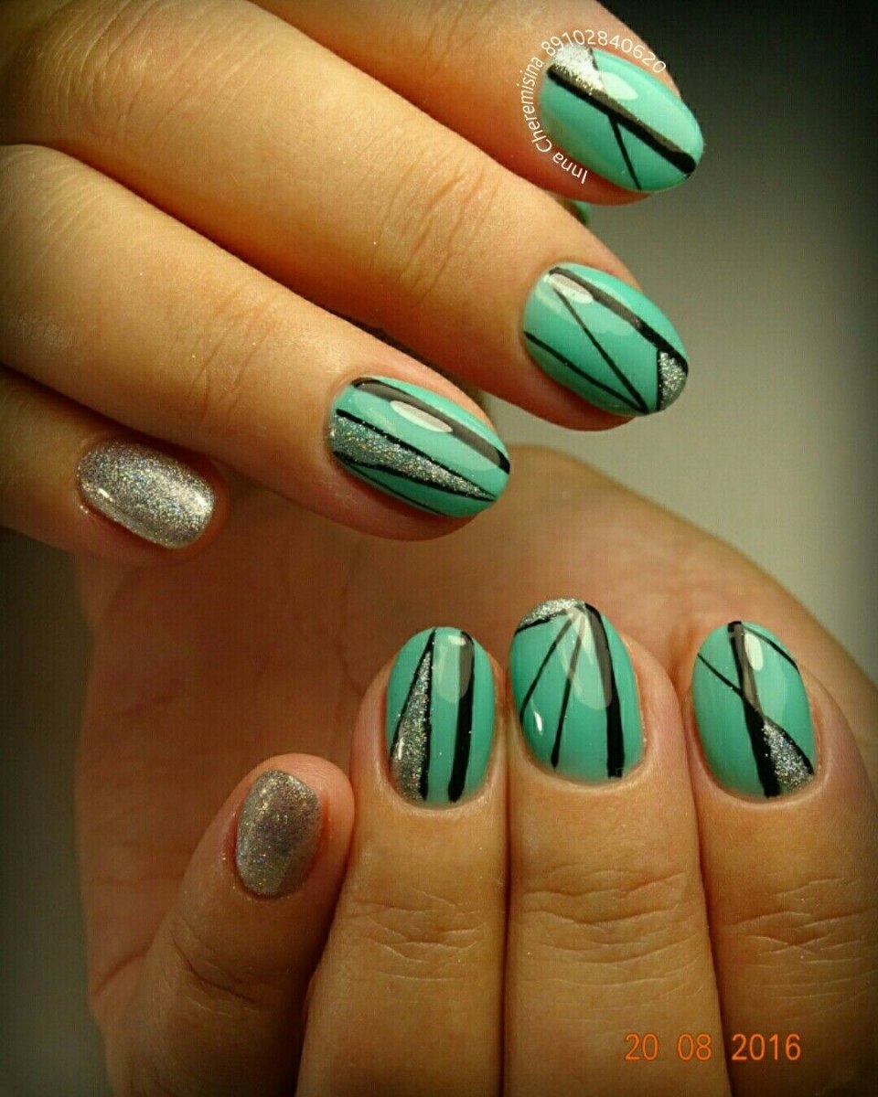 Зеленая геометрия на ногтях