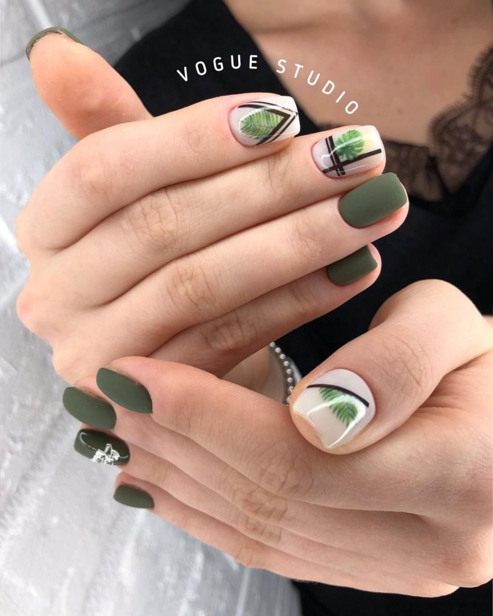 Зеленый маникюр геометрия