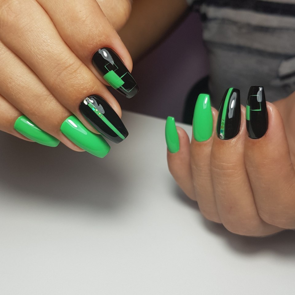 Зеленый маникюр геометрия