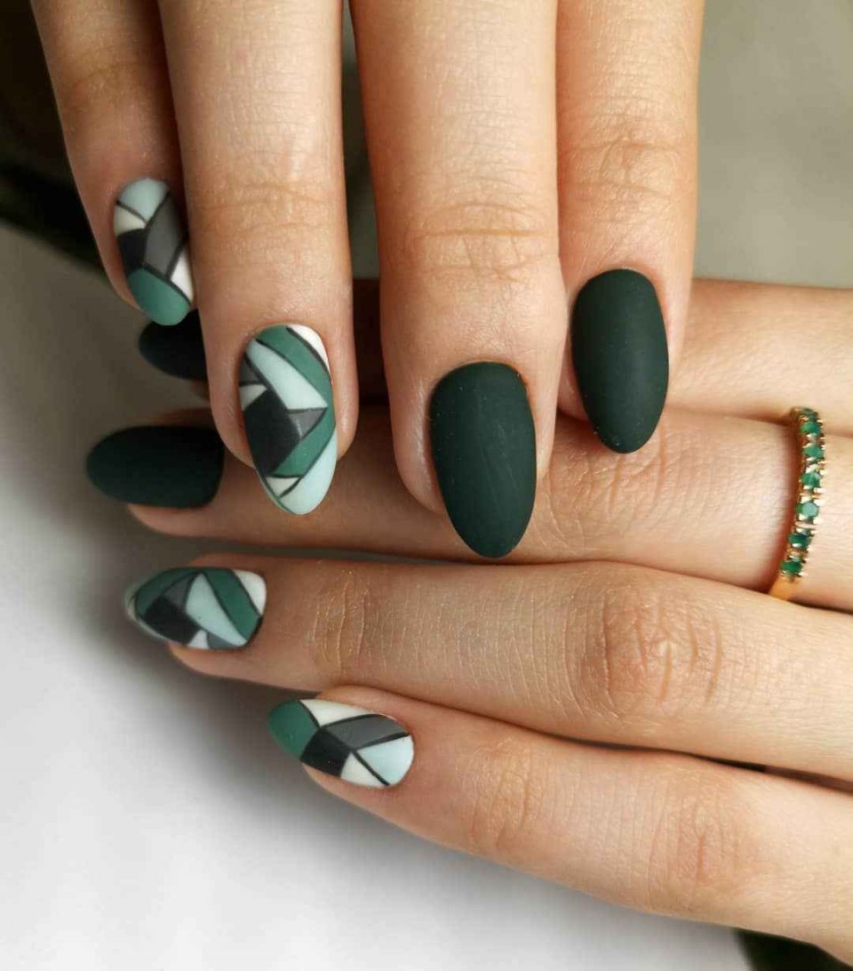 Маникюр матовый изумруд