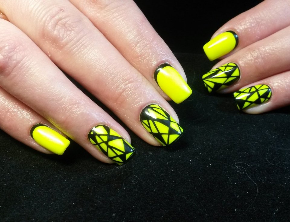 Кислотный маникюр с геометрией