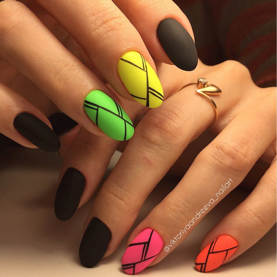 Яркий маникюр с геометрией