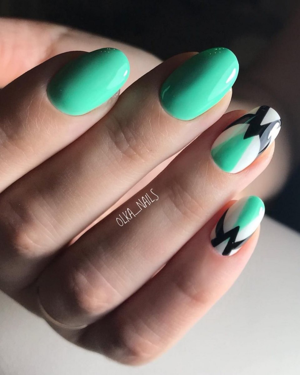 Мятный геометрический маникюр