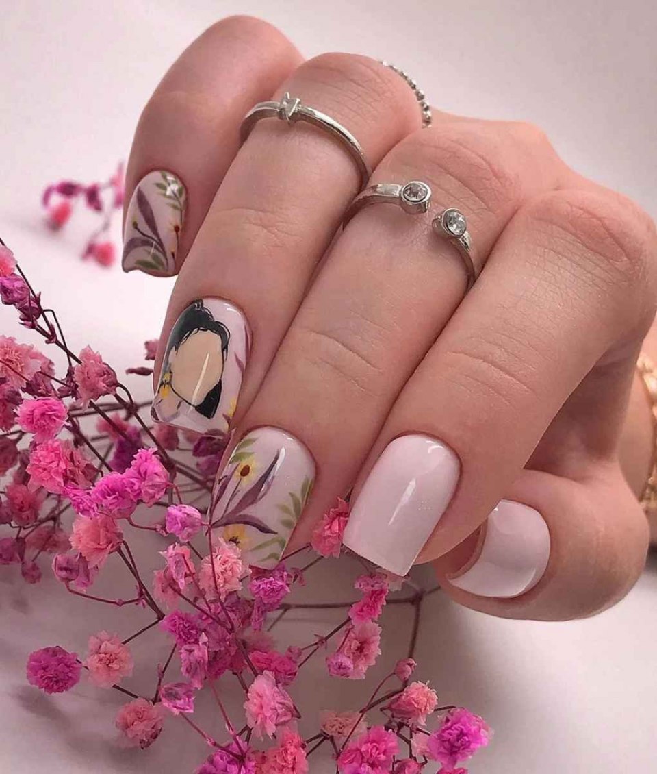 Маникюр на август