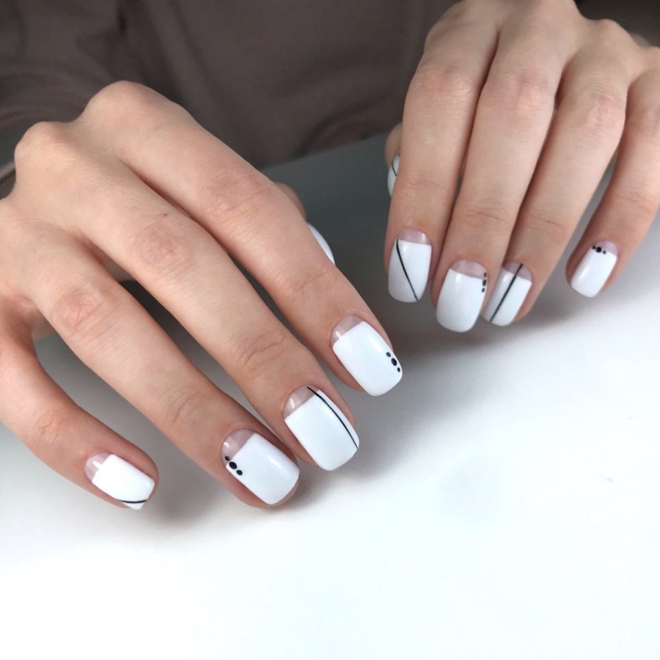Белый лунный маникюр