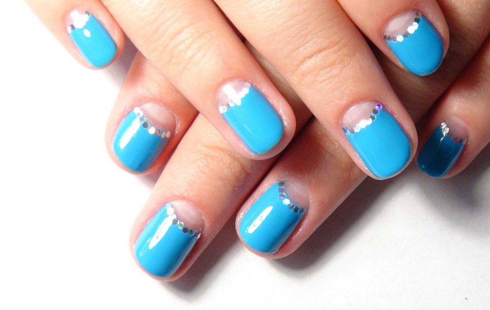 Треугольные лунки на ногтях