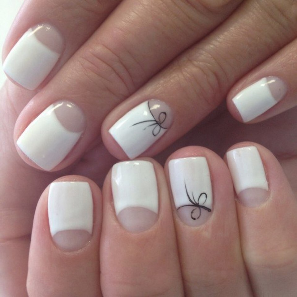 Белый маникюр на короткие ногти