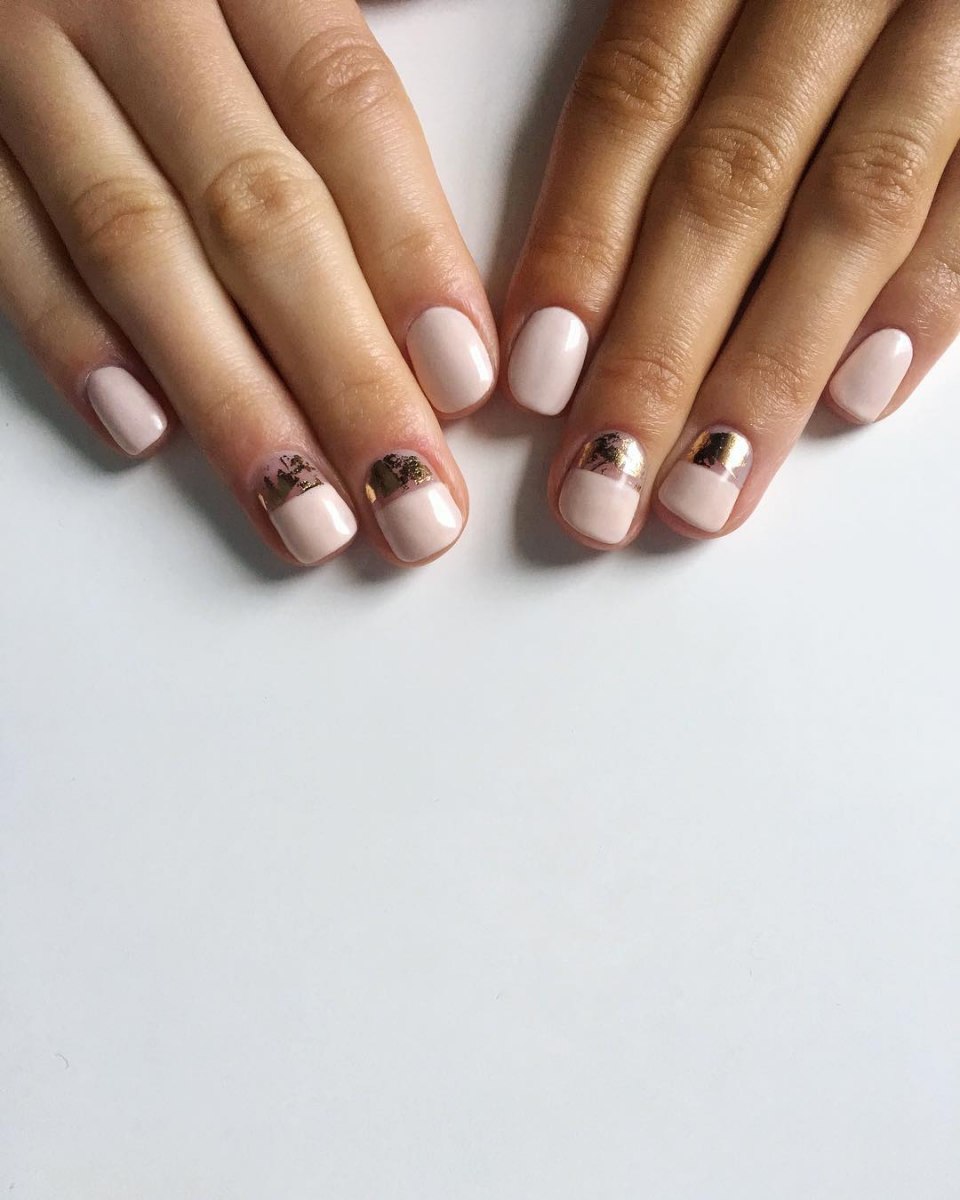 Маникюр с лунками на короткие ногти