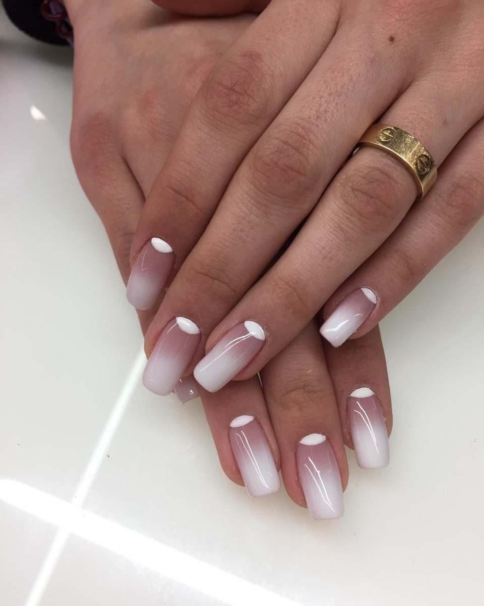 Французский маникюр с лунками