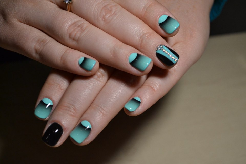 Нежно розовый маникюр с лунками