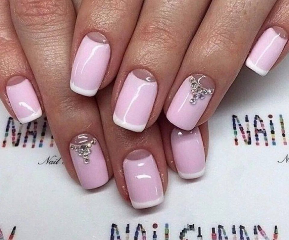 Нежный маникюр с лунками