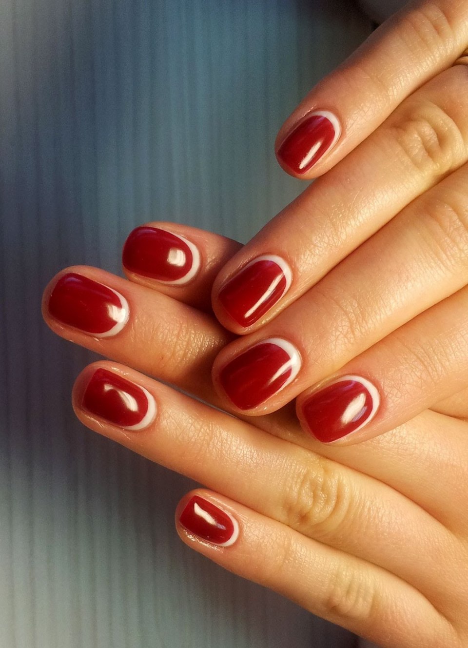 Маникюр с лунками в розовых тонах