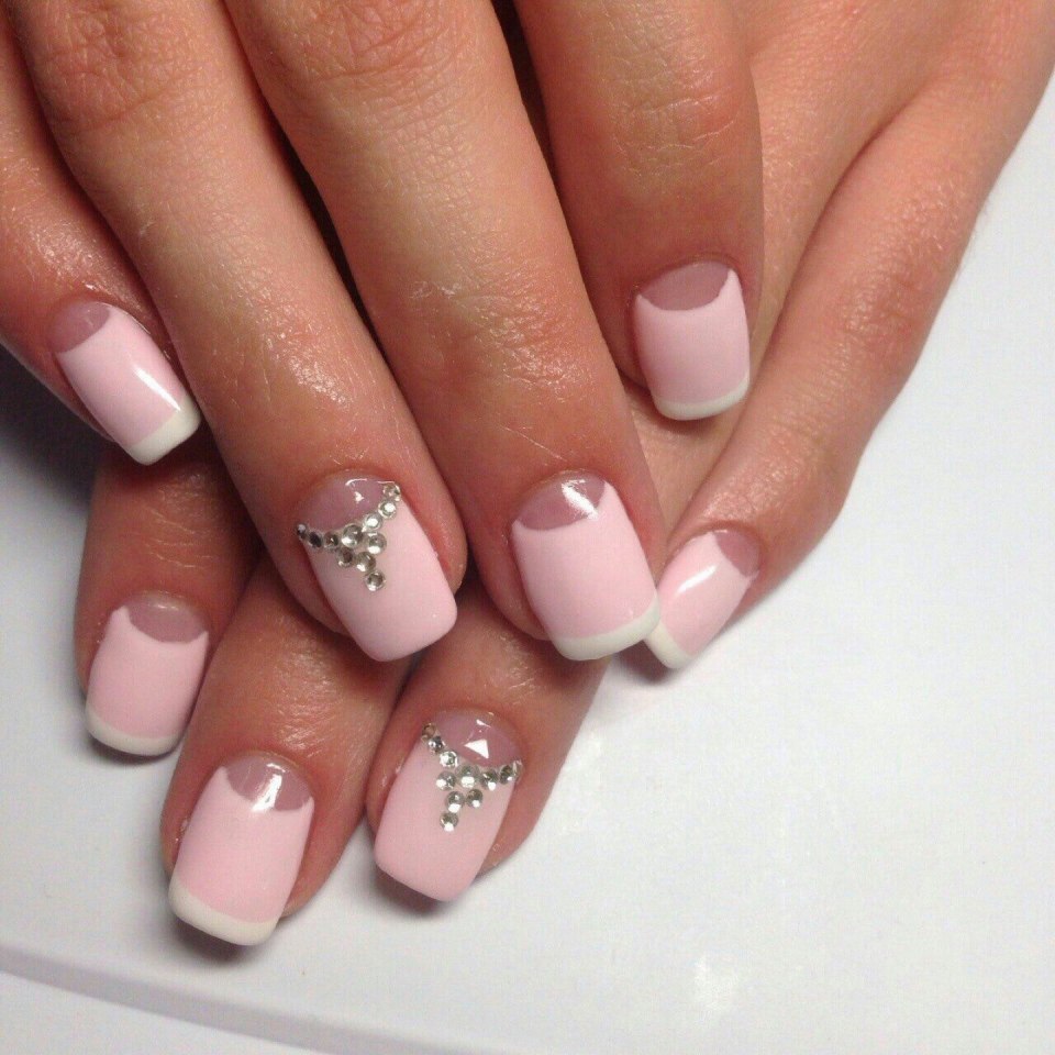 Лунный френч на коротких ногтях