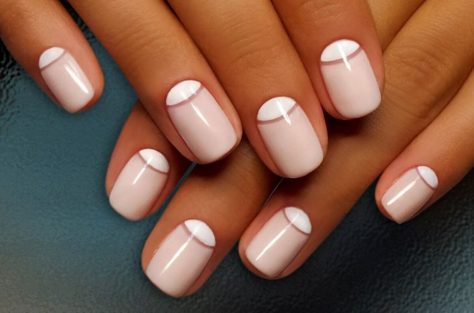 Красный маникюр с прозрачными лунками