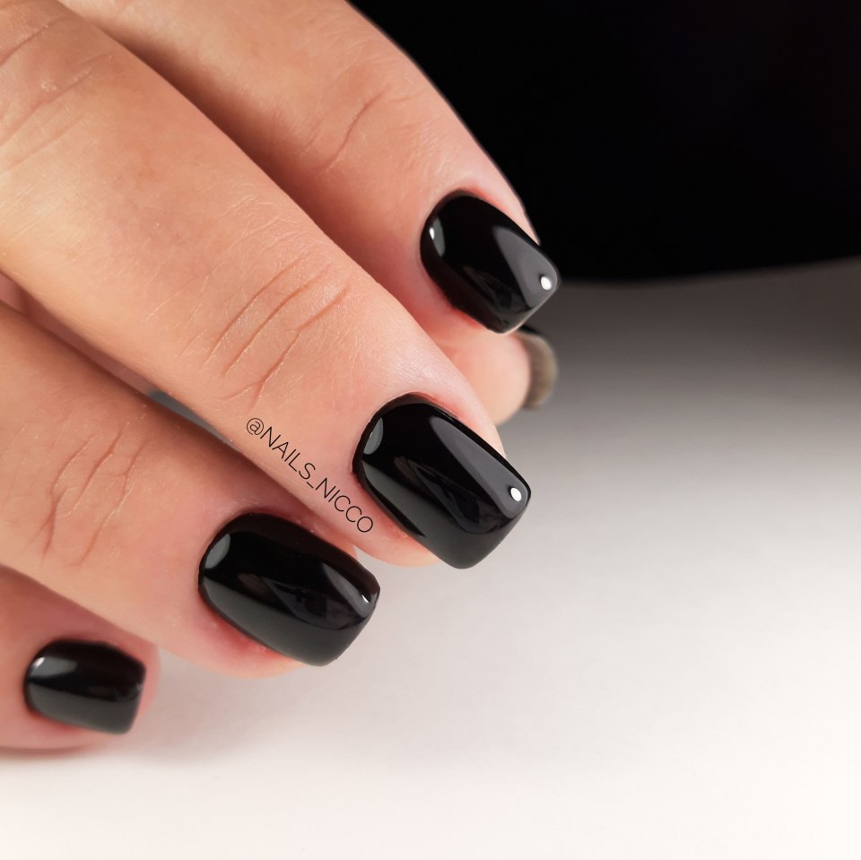 Маникюр на короткие ногти однотонный темный