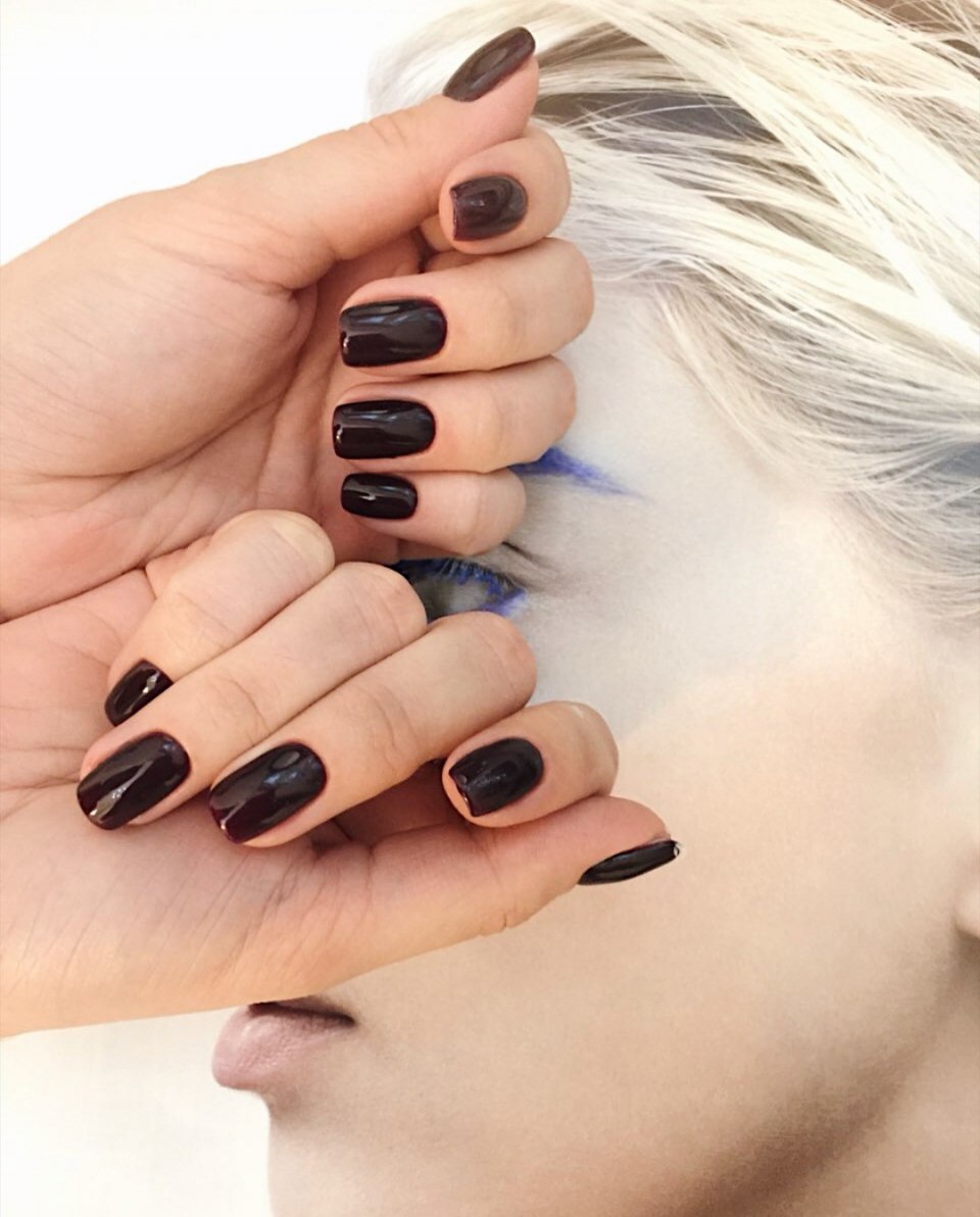 Чёрные ногти короткие однотонные