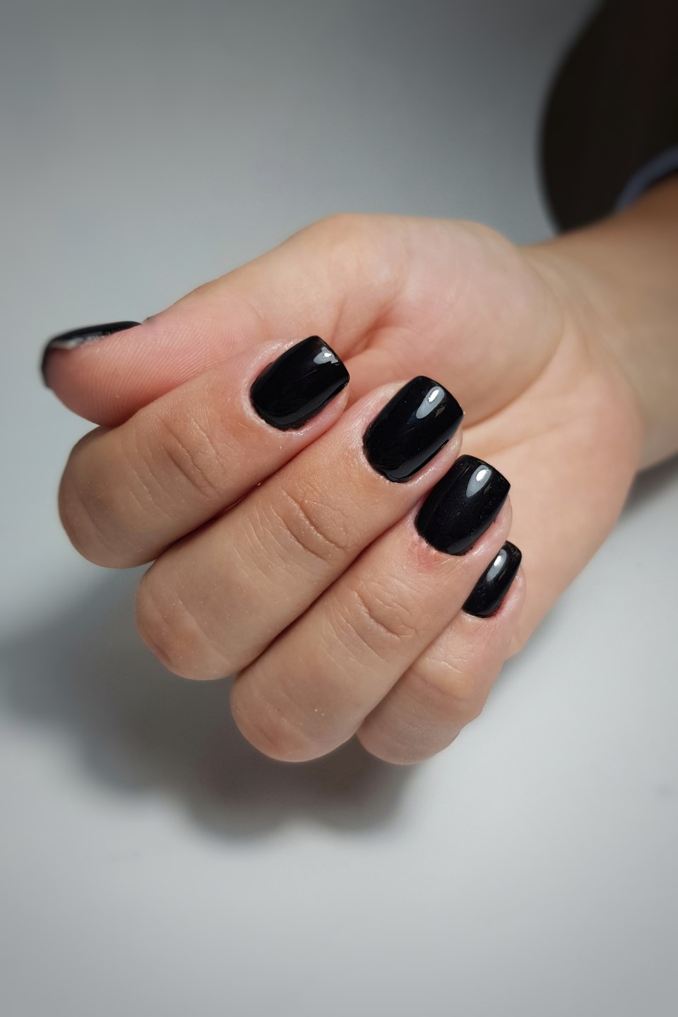 Коричневый маникюр однотонный