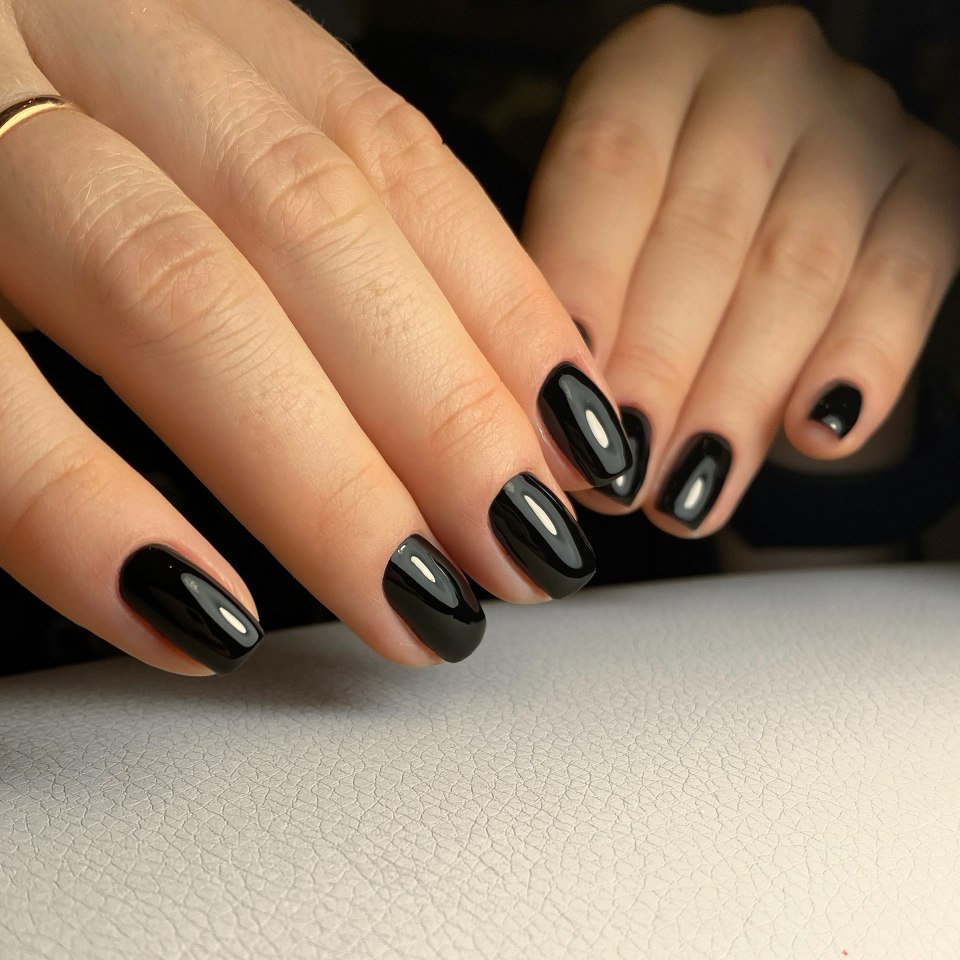 Бордовый матовый маникюр