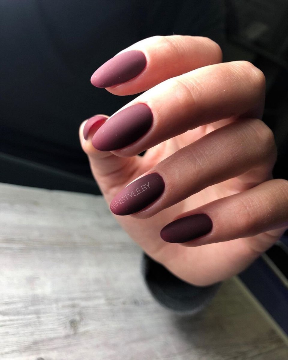 Маникюр на короткие ногти однотонный темный