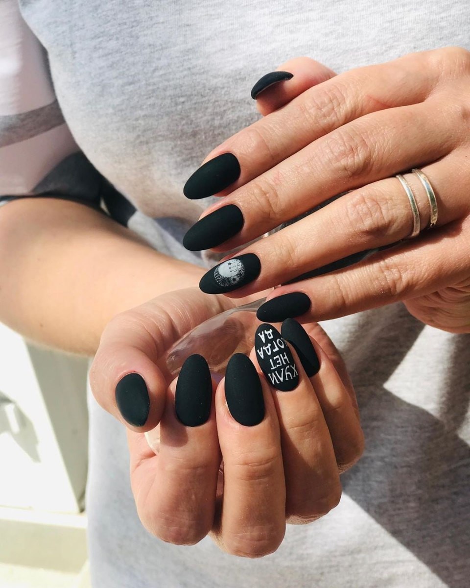 Маникюр на очень короткие ногти однотонный