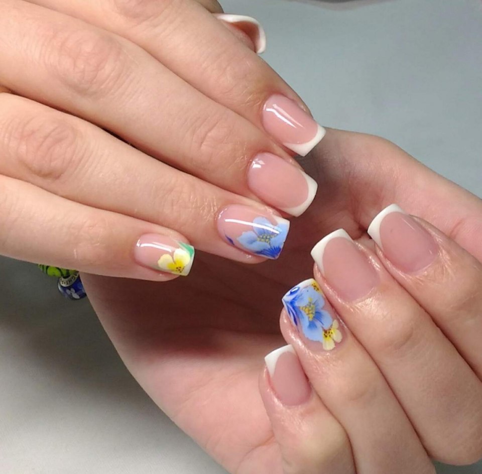 Летний маникюр на короткие ногти френч