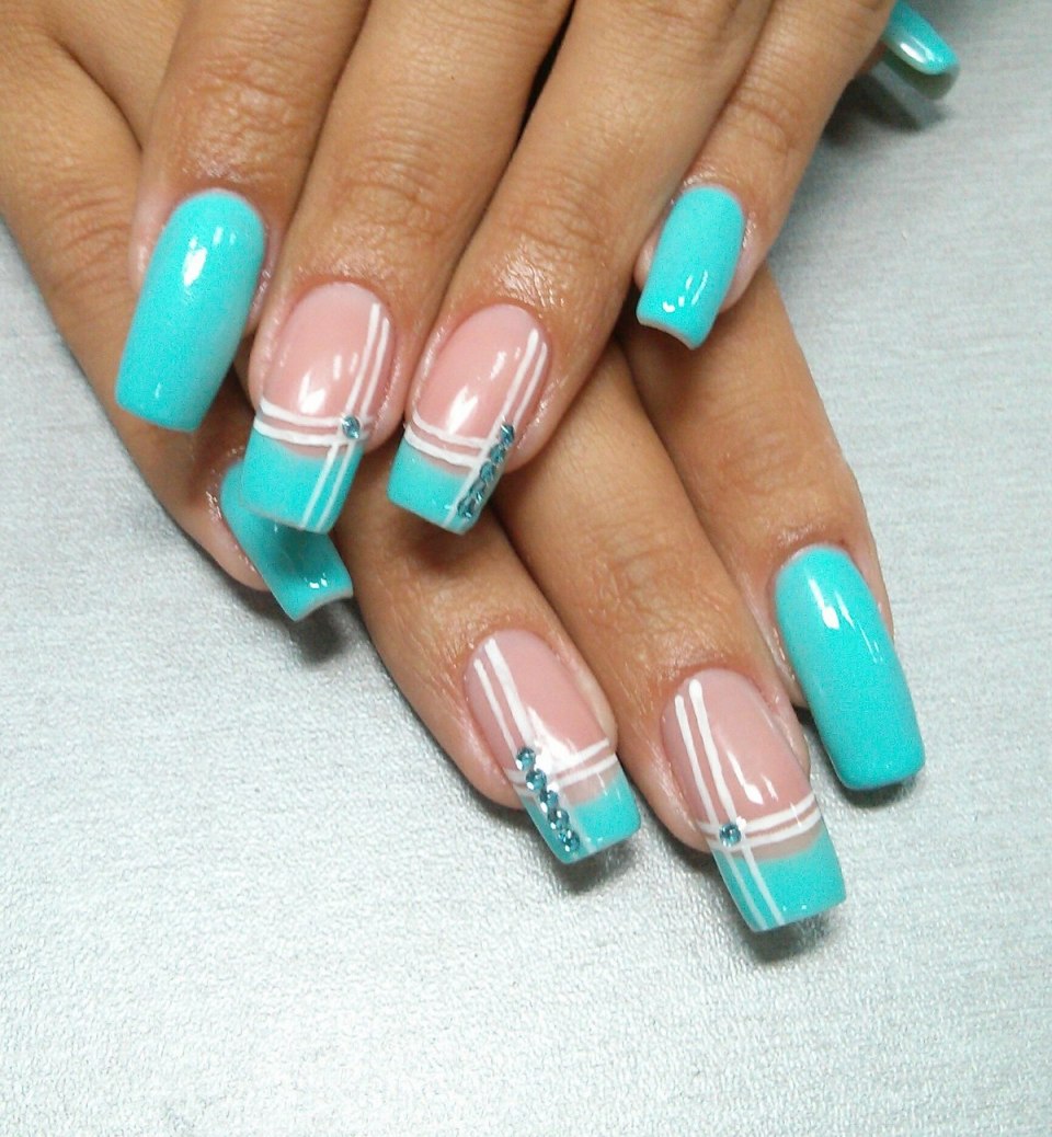 Бирюзовые ногти