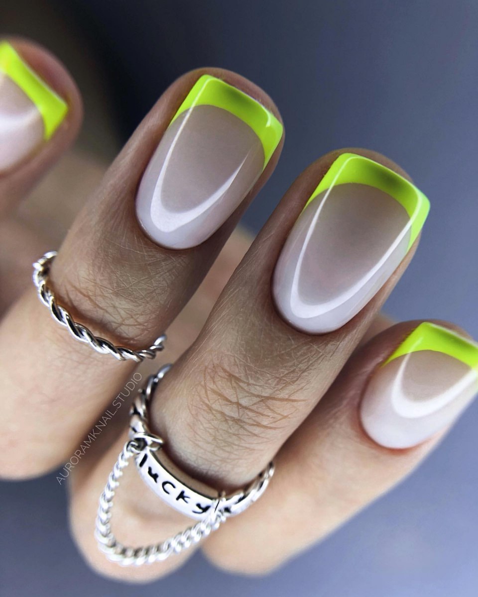 Французский маникюр цветной