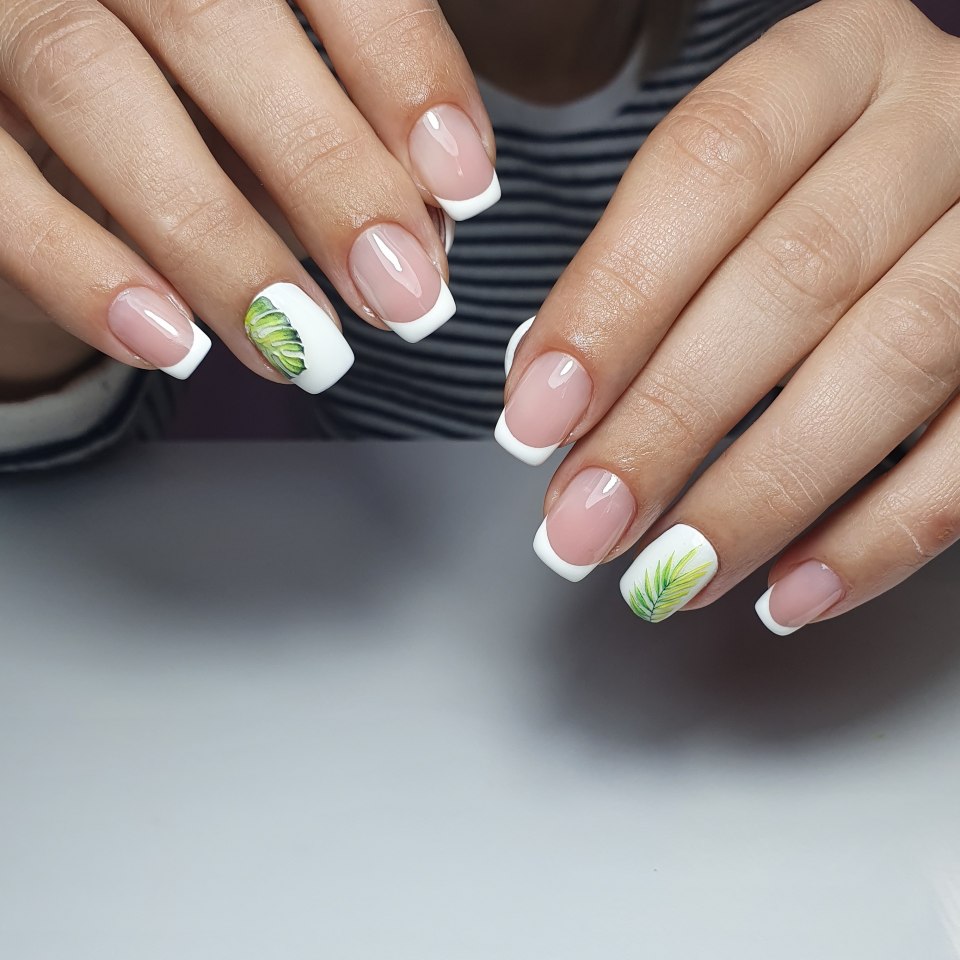 Маникюр френч белый с зеленым