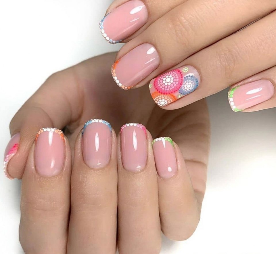 Летний французский маникюр на короткие ногти