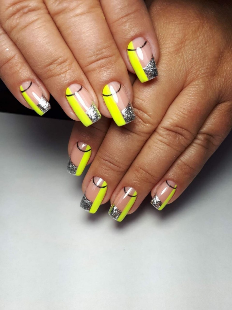 Маникюр яркий френч