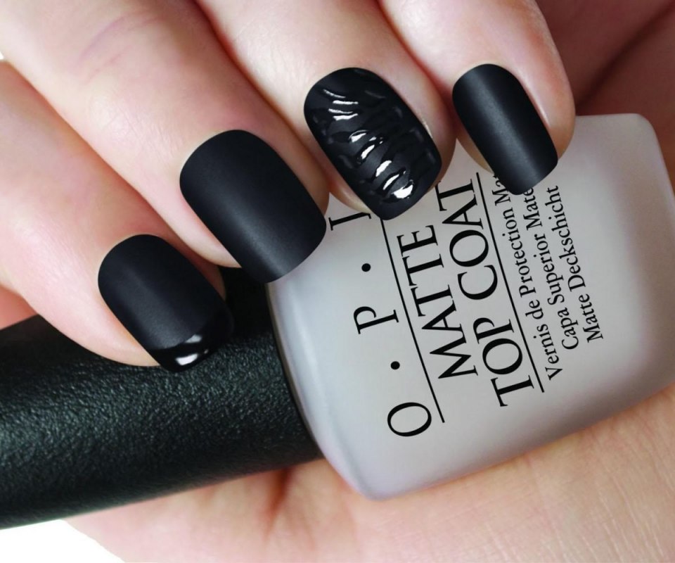 Черный матовый лак для ногтей