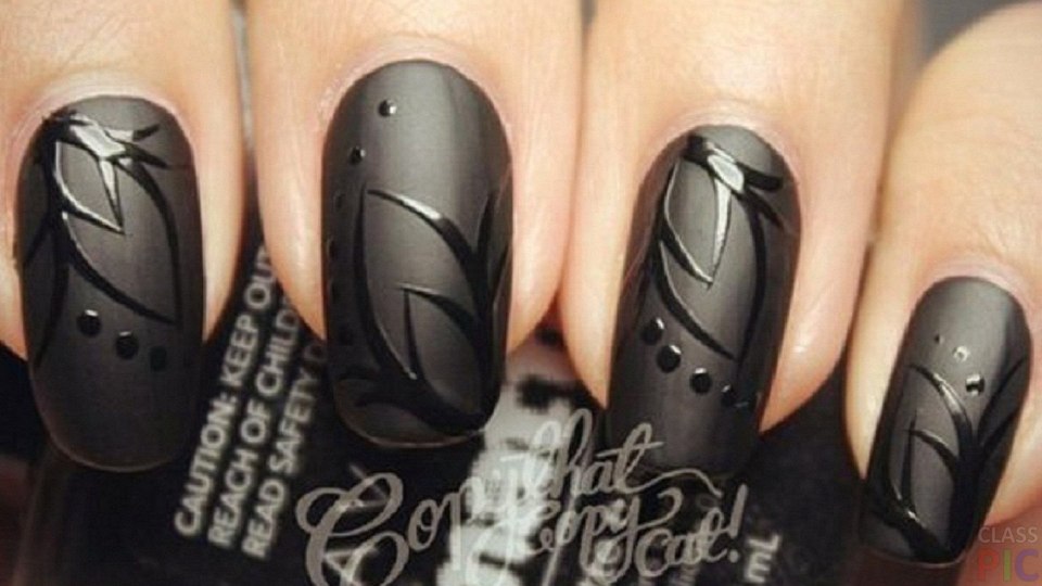 Матовые ногти с глянцевым рисунком