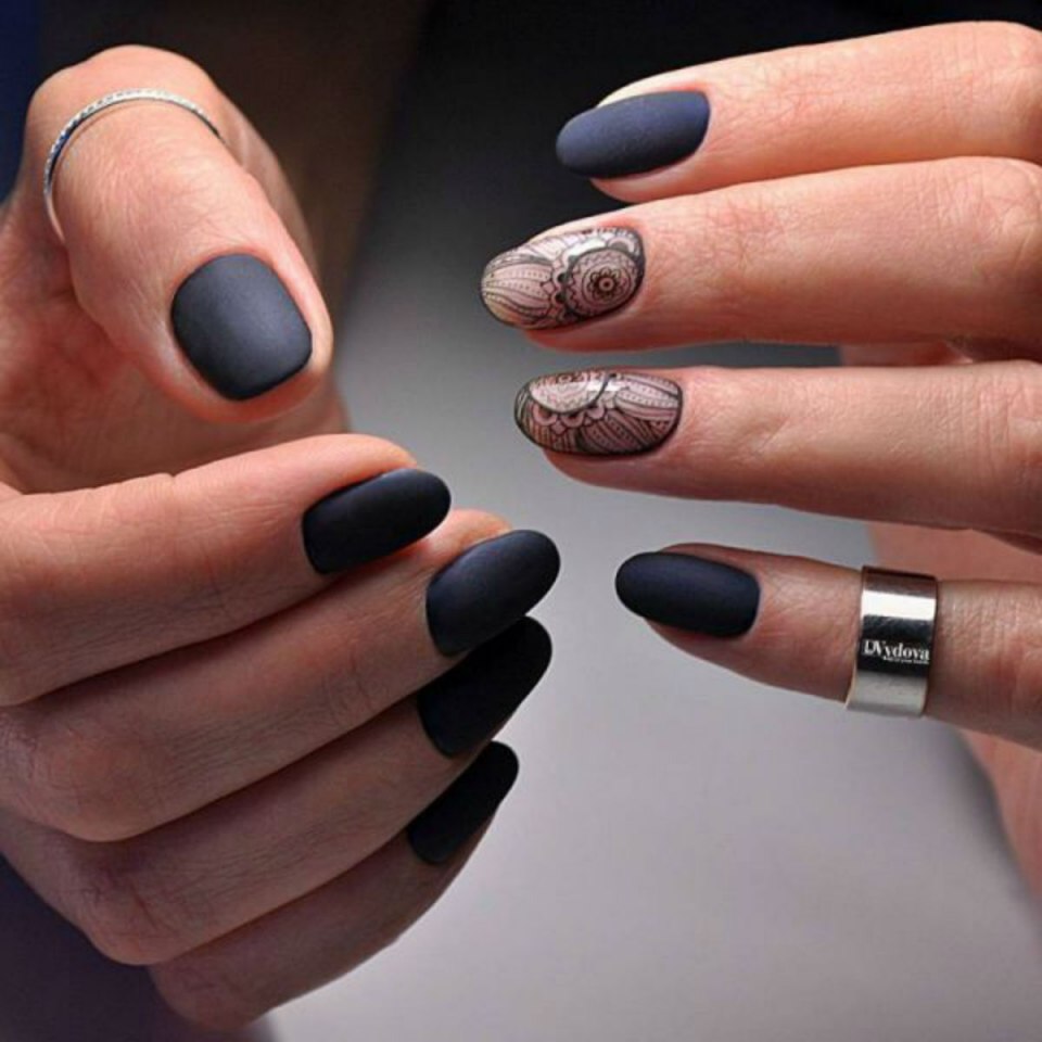 Сочетание матового и глянцевого маникюра