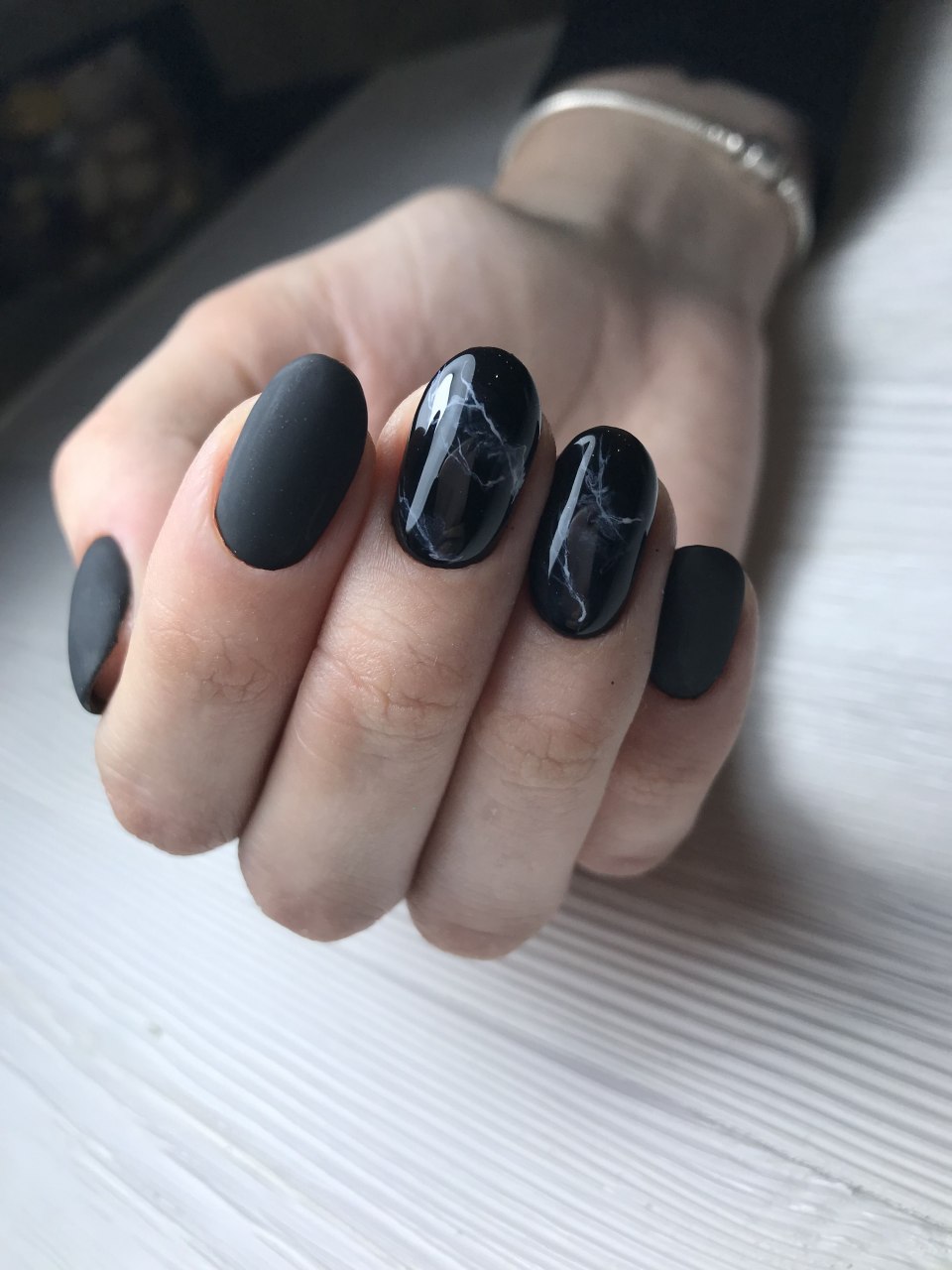 Черные короткие ногти