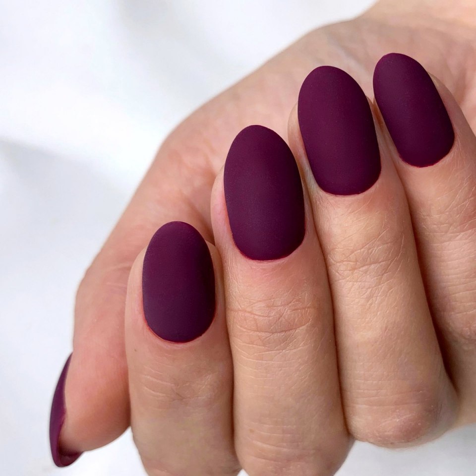 Маникюр однотонный матовый