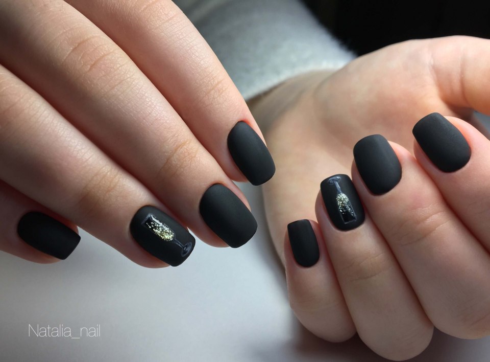 Маникюр на короткие черного цвета матовый