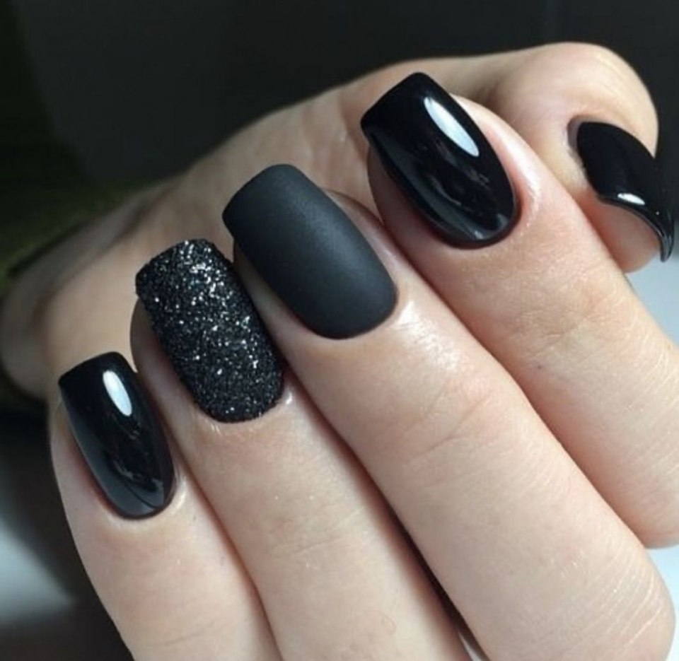 Черный матовый с глянцем маникюр