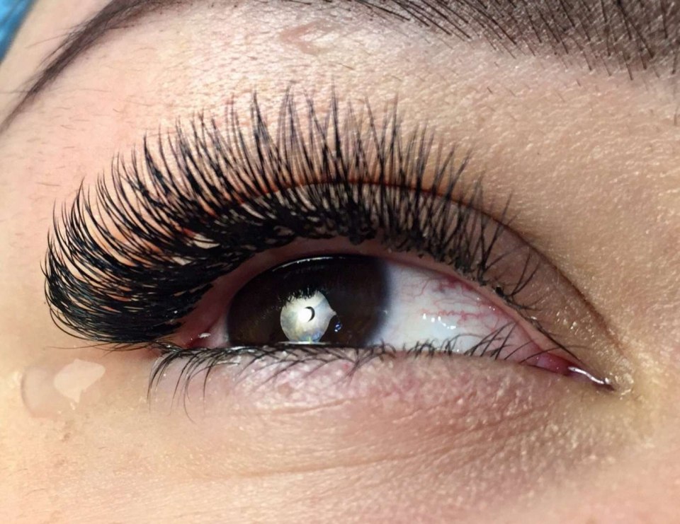 Нарощенные ресницы уход