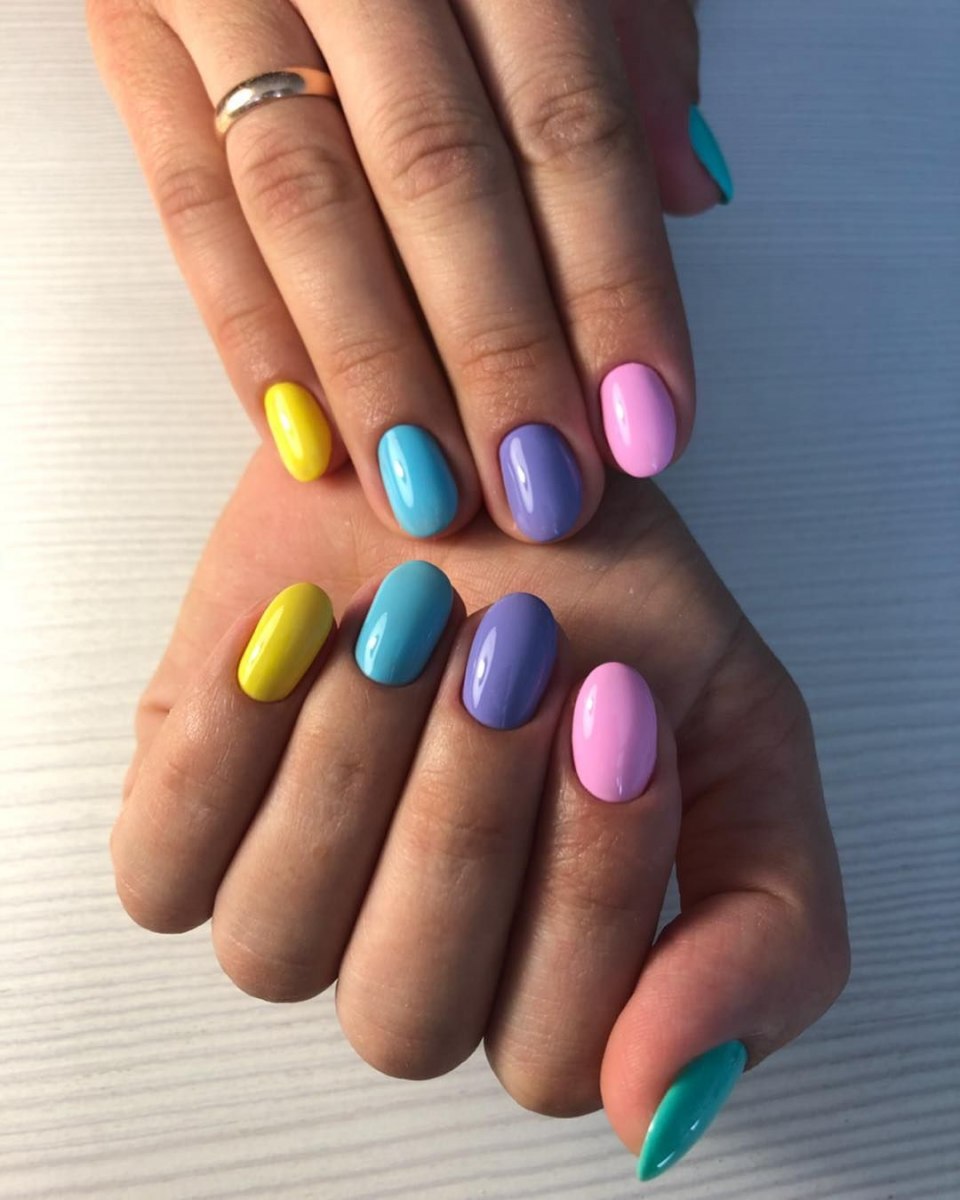Яркие разноцветные ногти