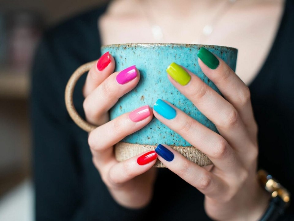 Маникюр разноцветный однотонный