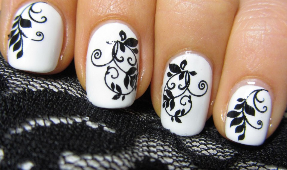 Маникюр с черным узором