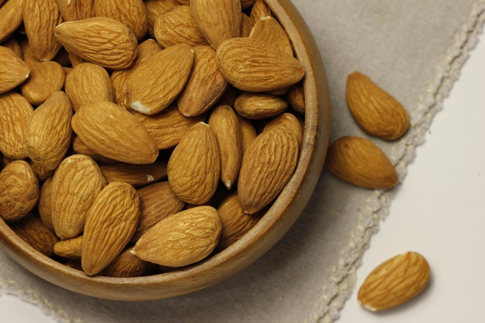 Сыр с миндалем