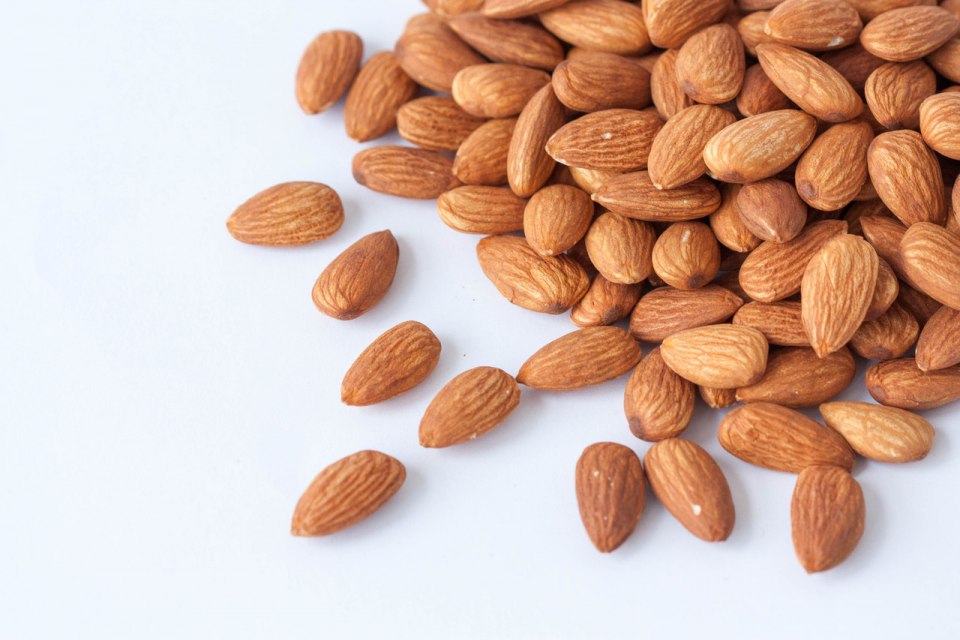 Миндаль золотой 27*30мм 1 кг