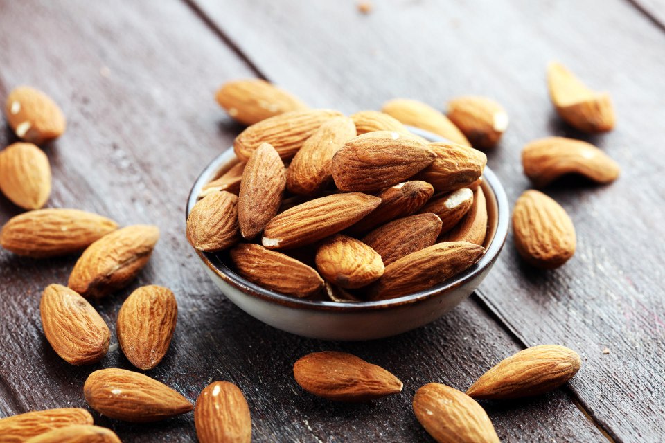 Дикий миндаль орехи