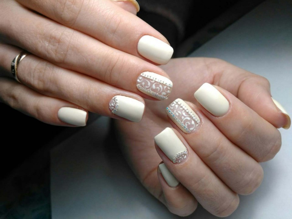 Свадебный маникюр молочного цвета