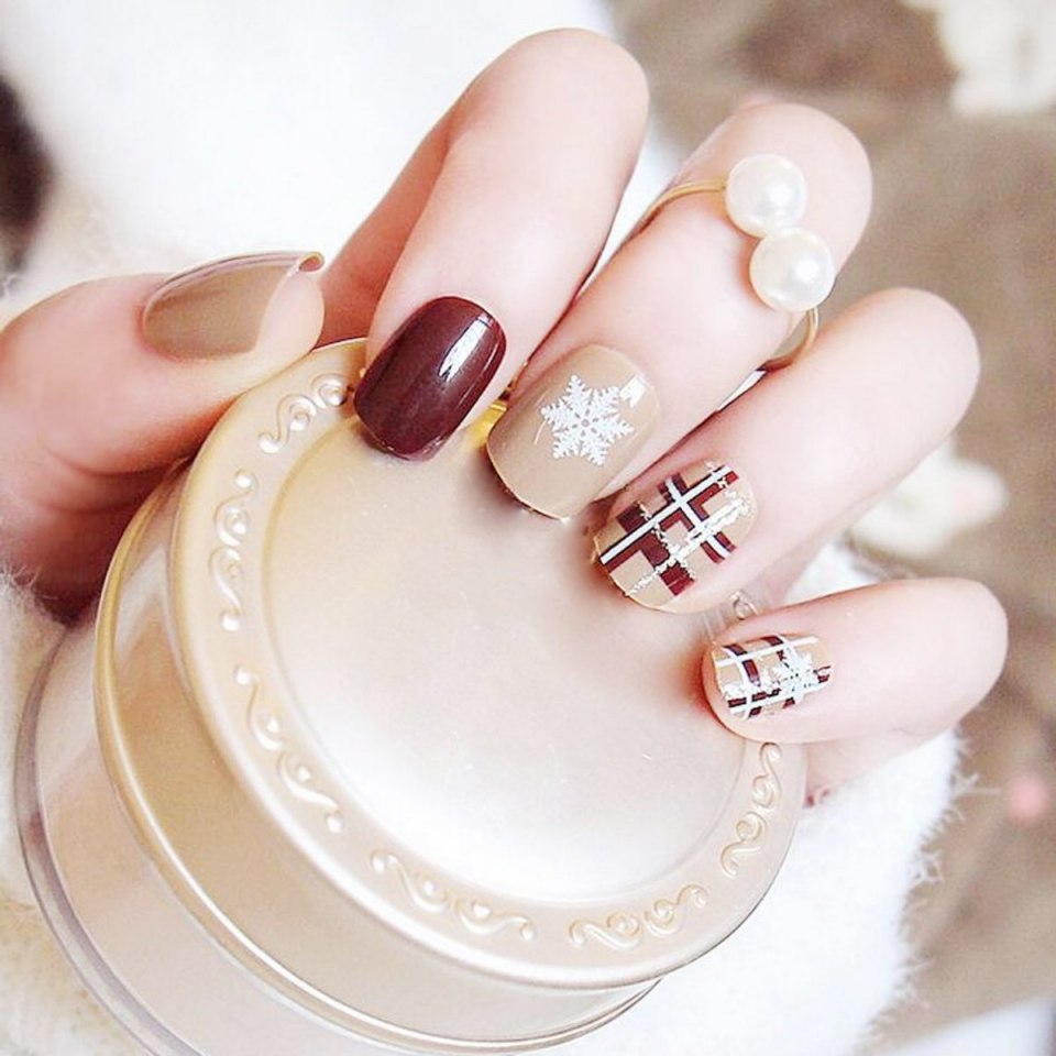 Новогодний маникюр в бежевых тонах