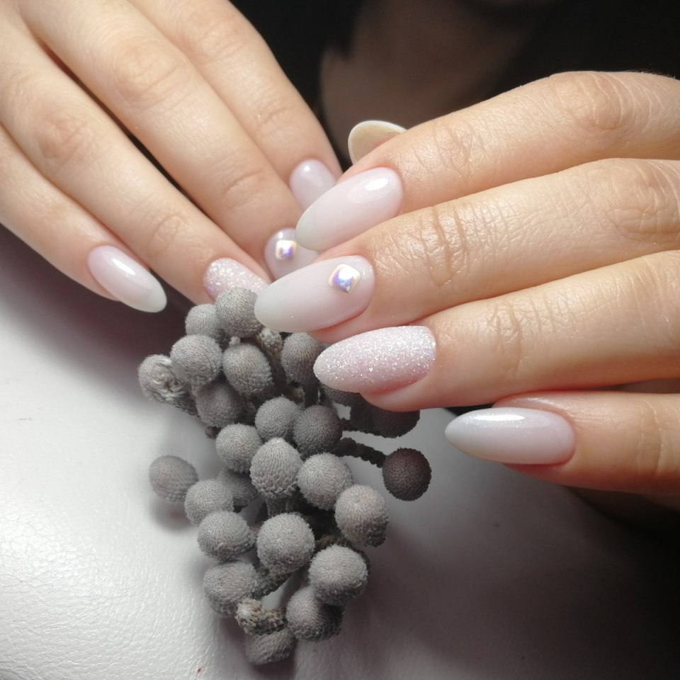 Молочный матовый маникюр